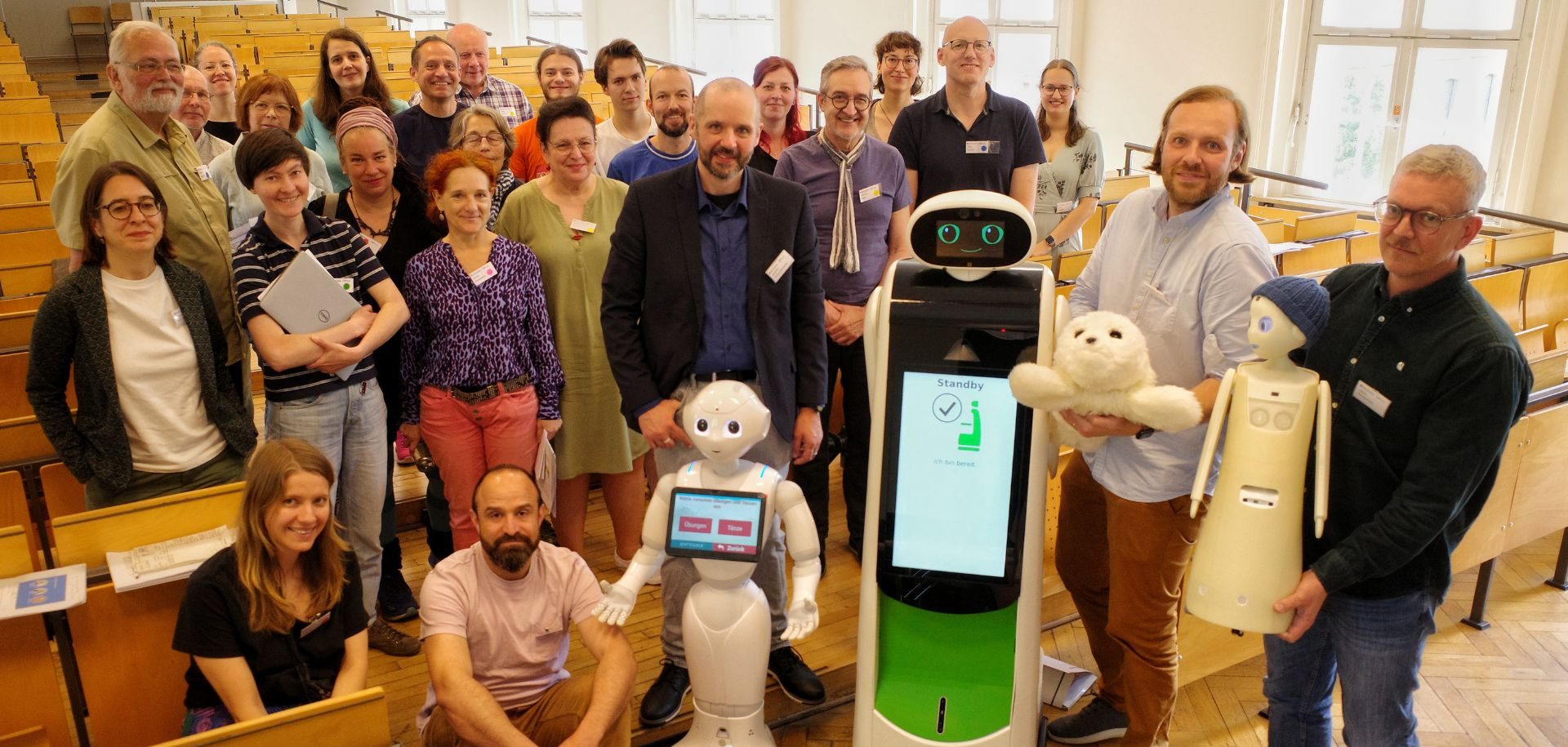 Gruppenbild der Bürgerkonferenz Robotik mit zwei humanoiden Robotern, Foto: Ruben Sakowsky